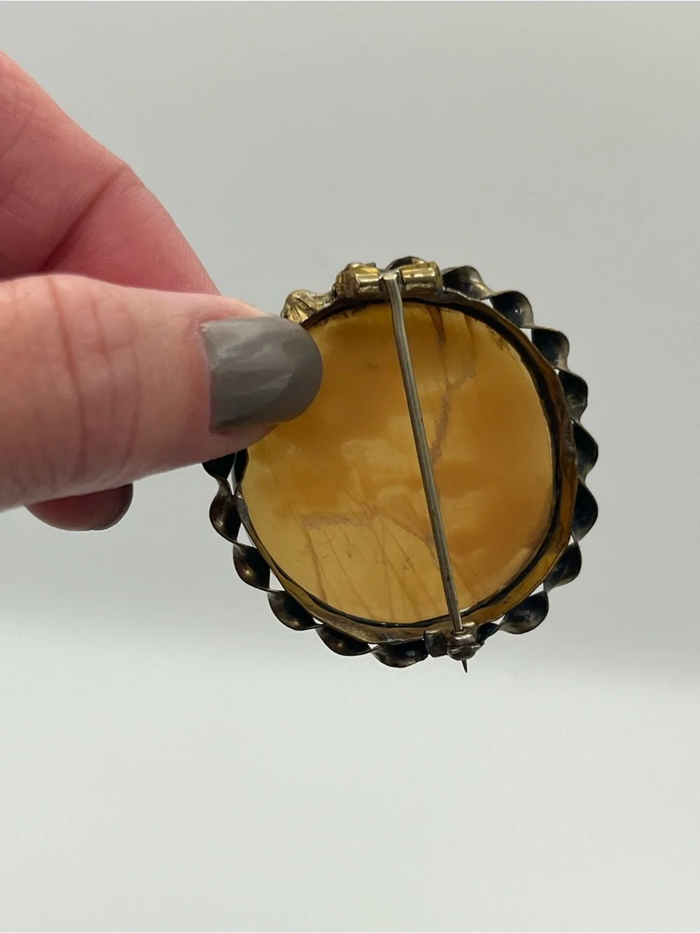 Victorian round carved shell Cameo landscape cottage gold tone brooch pin